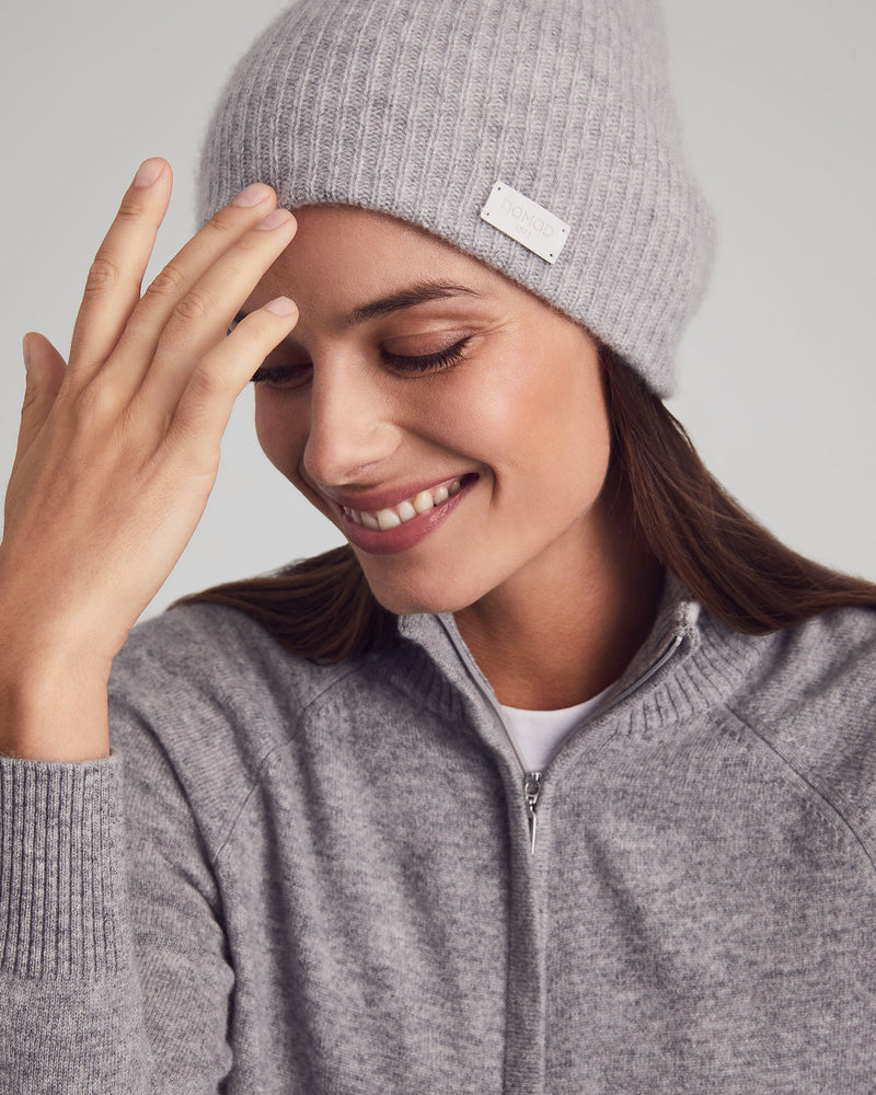 Model wearing hat in Fog/Ivory