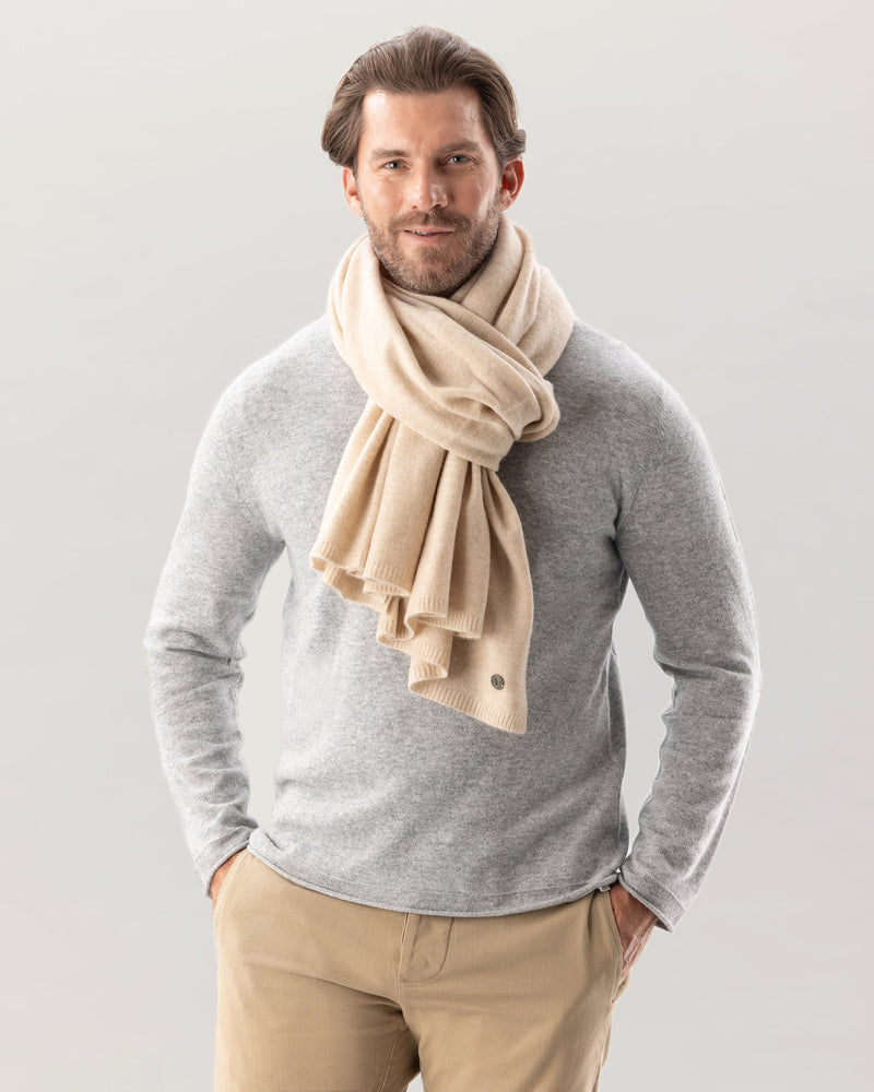 Man wearing Kennedy Travel wrap in Oatmeal